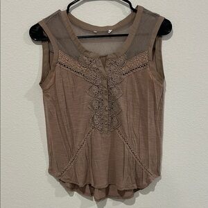 Elegant Sleeveless Blouse with Lace Details